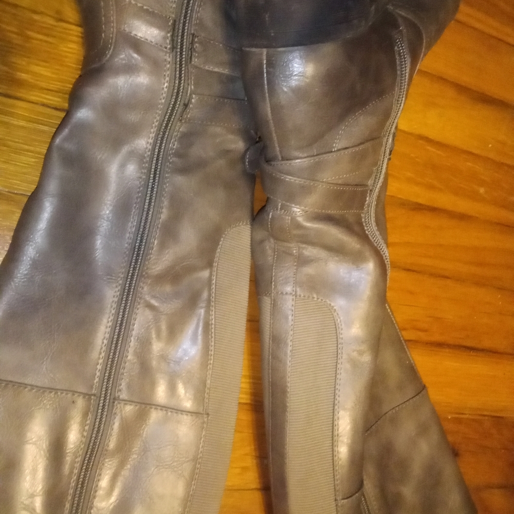 Boots - Picture 2 of 6